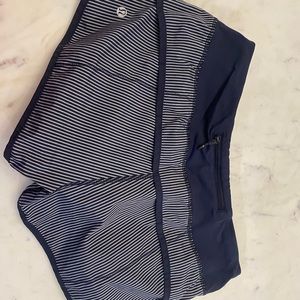 Lululemon Hotty Hot shorts size 6 a 2.5 inseam
